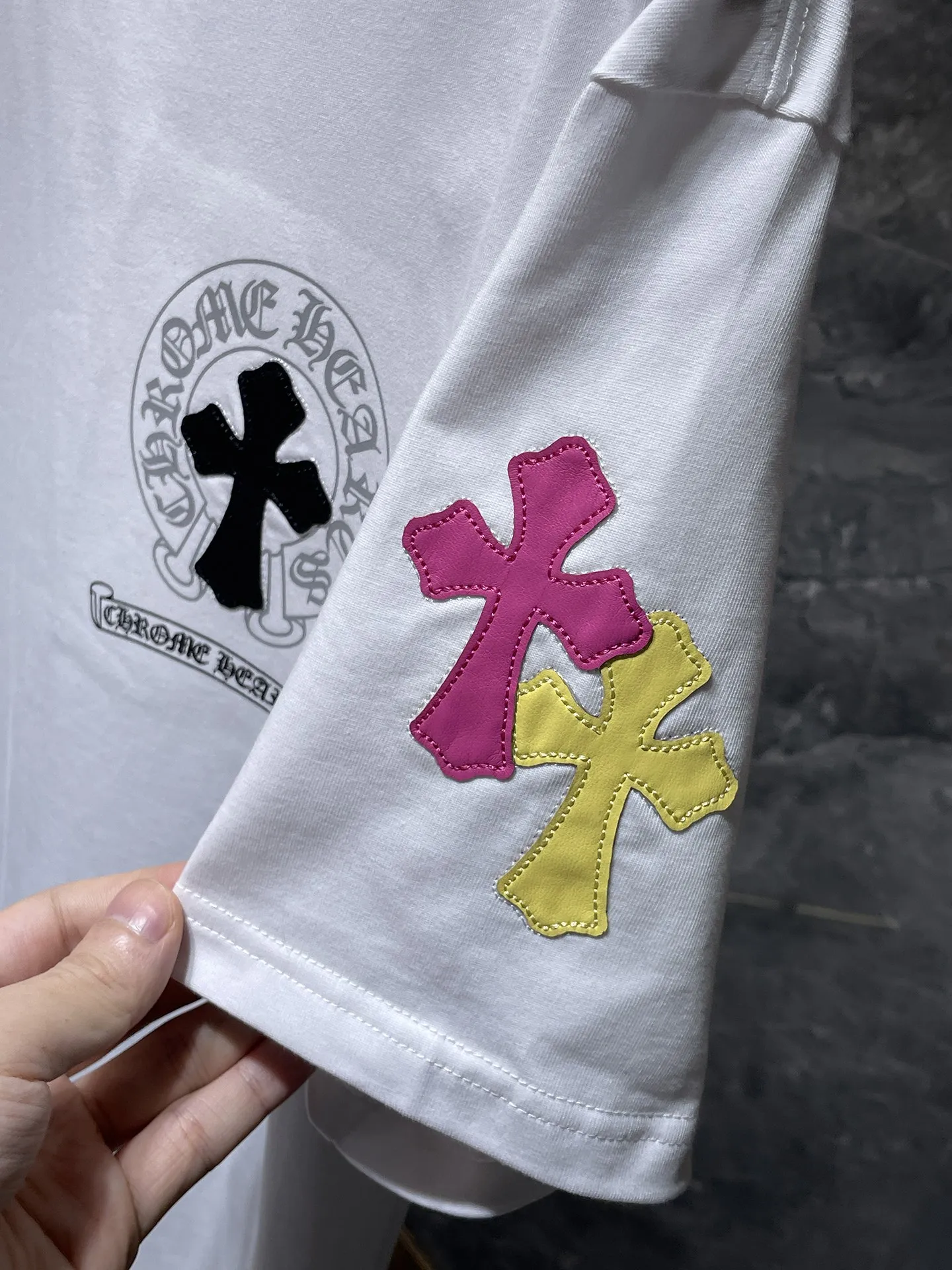 P160 New Chrome Hearts 25ss for summer. High-weight, environmentally friendly and high-quality top-quality fabric. 260g~270g. Chrome colored cross and leather Sanskrit horseshoe short sleeves. Counter synchronization. 1:1 replica version. Recommended colors: white, black.